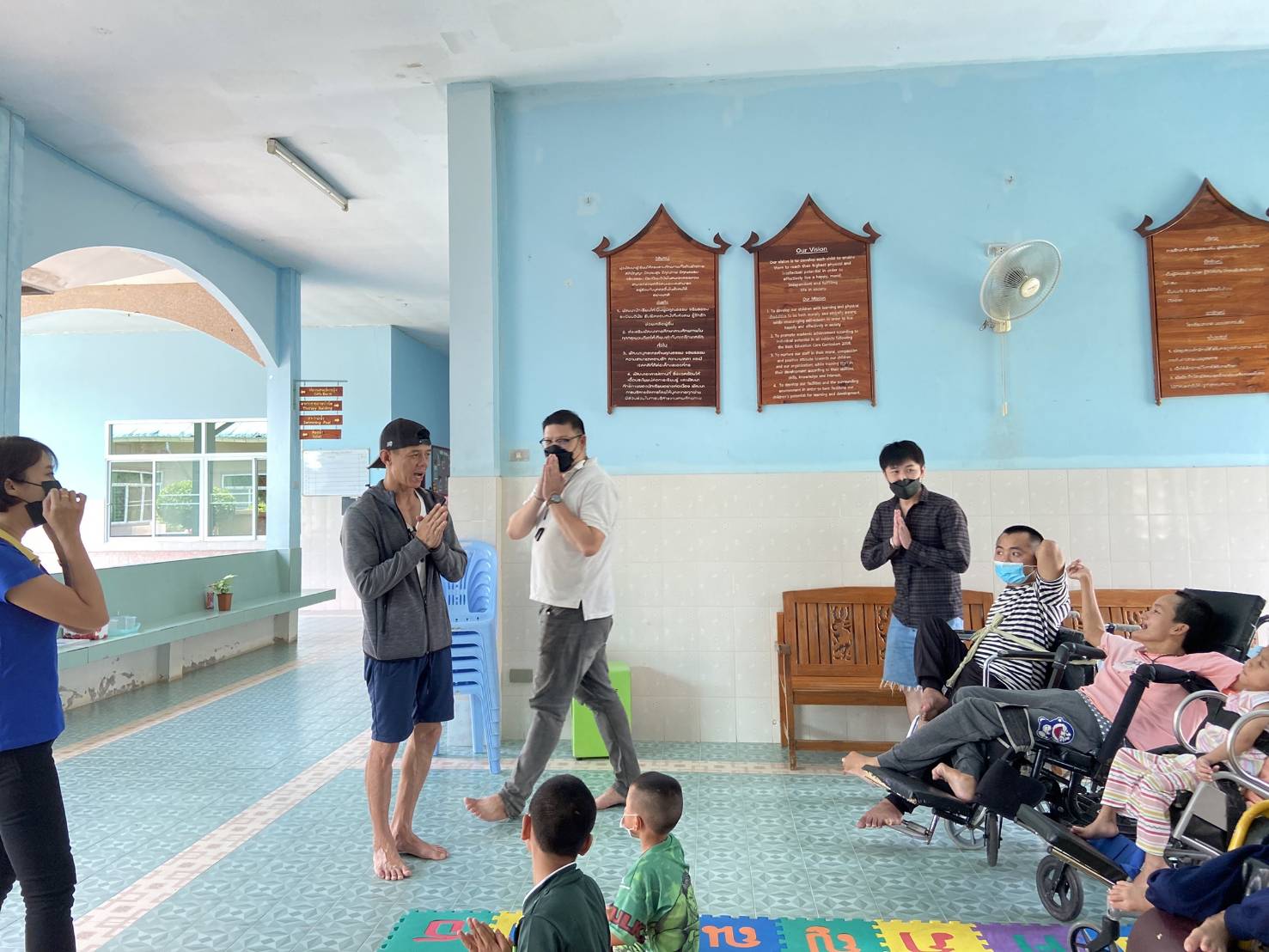 คุณทอมและคณะมาเลี้ยงอาหาร