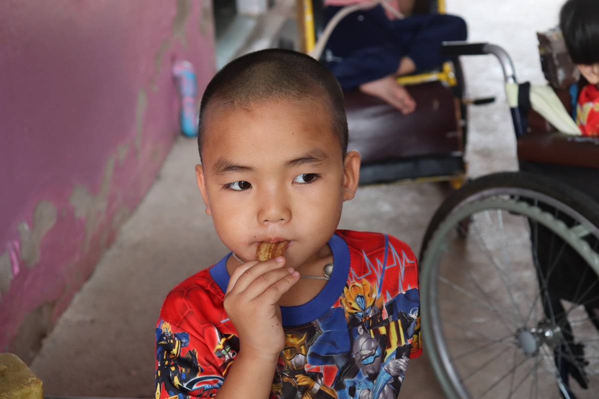 Children are making banana chips