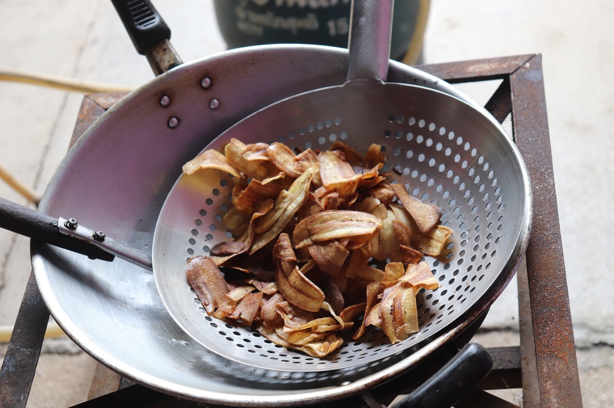 Children are making banana chips