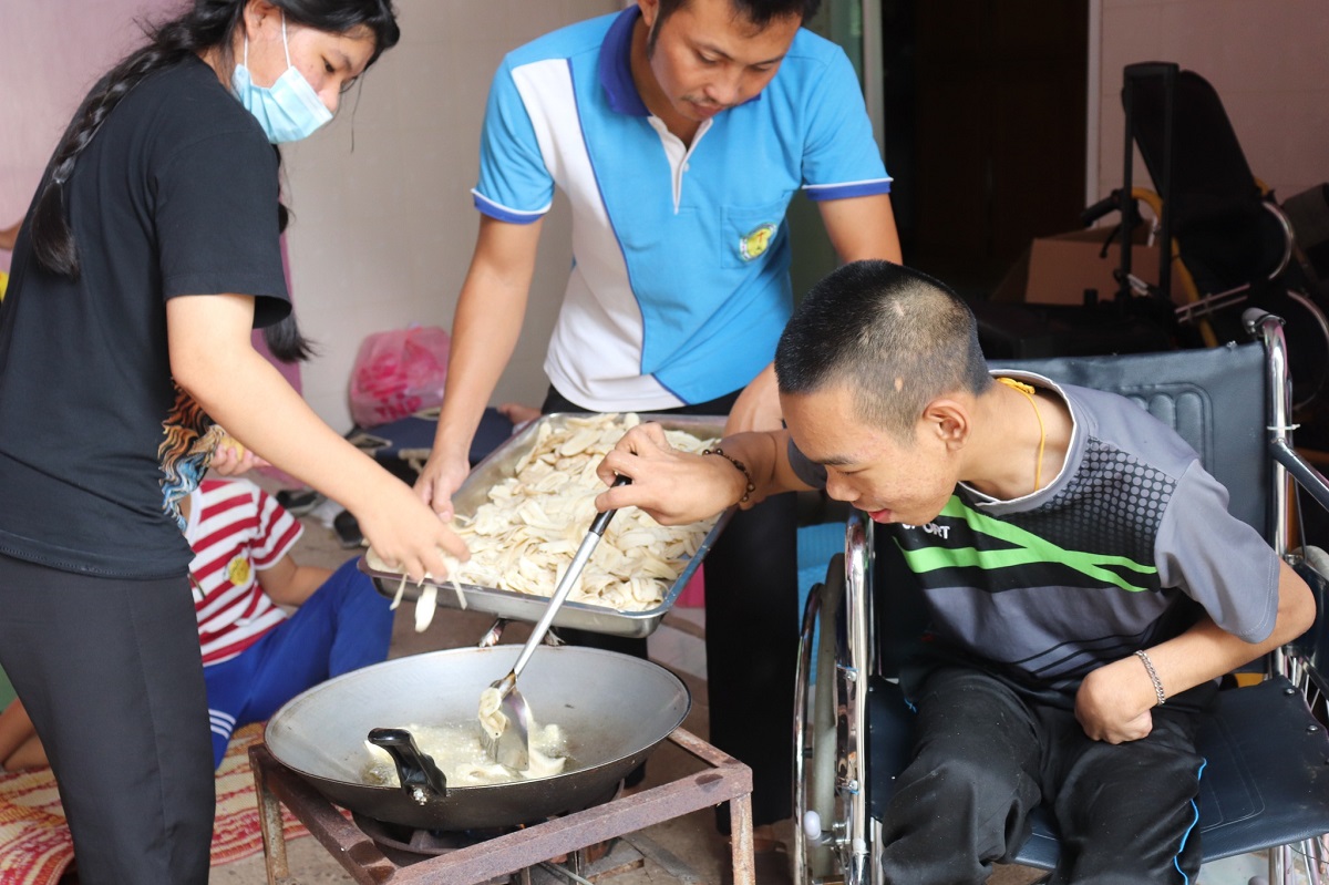 Children are making banana chips