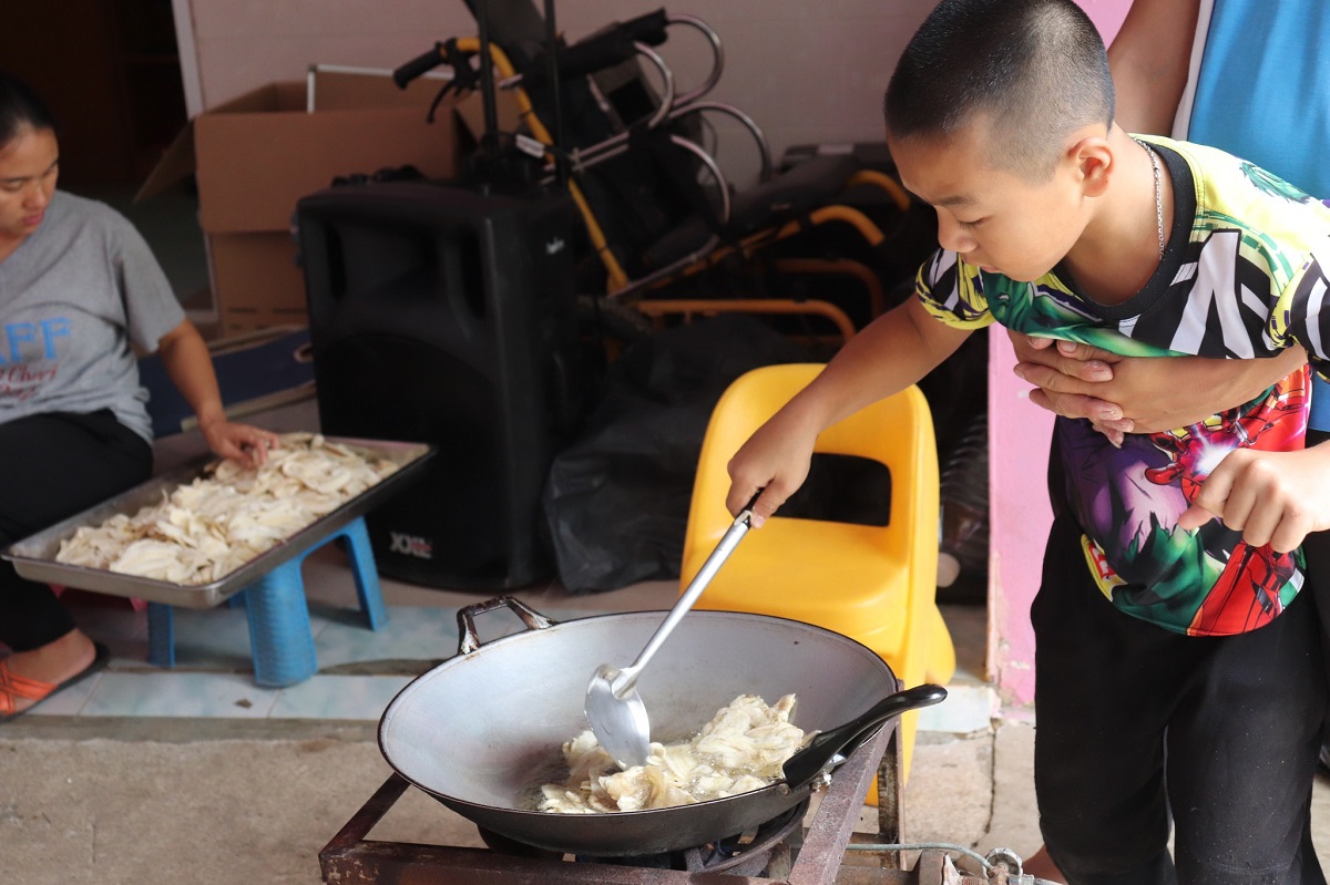 Children are making banana chips