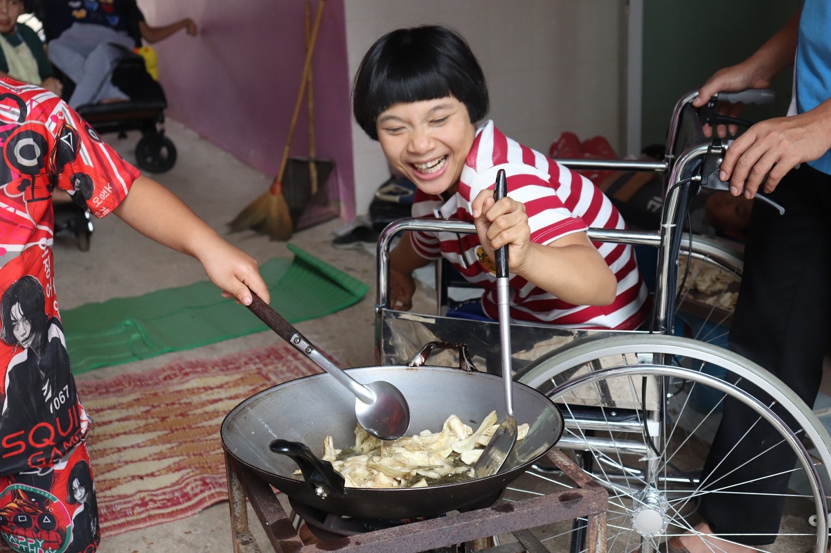 Children are making banana chips