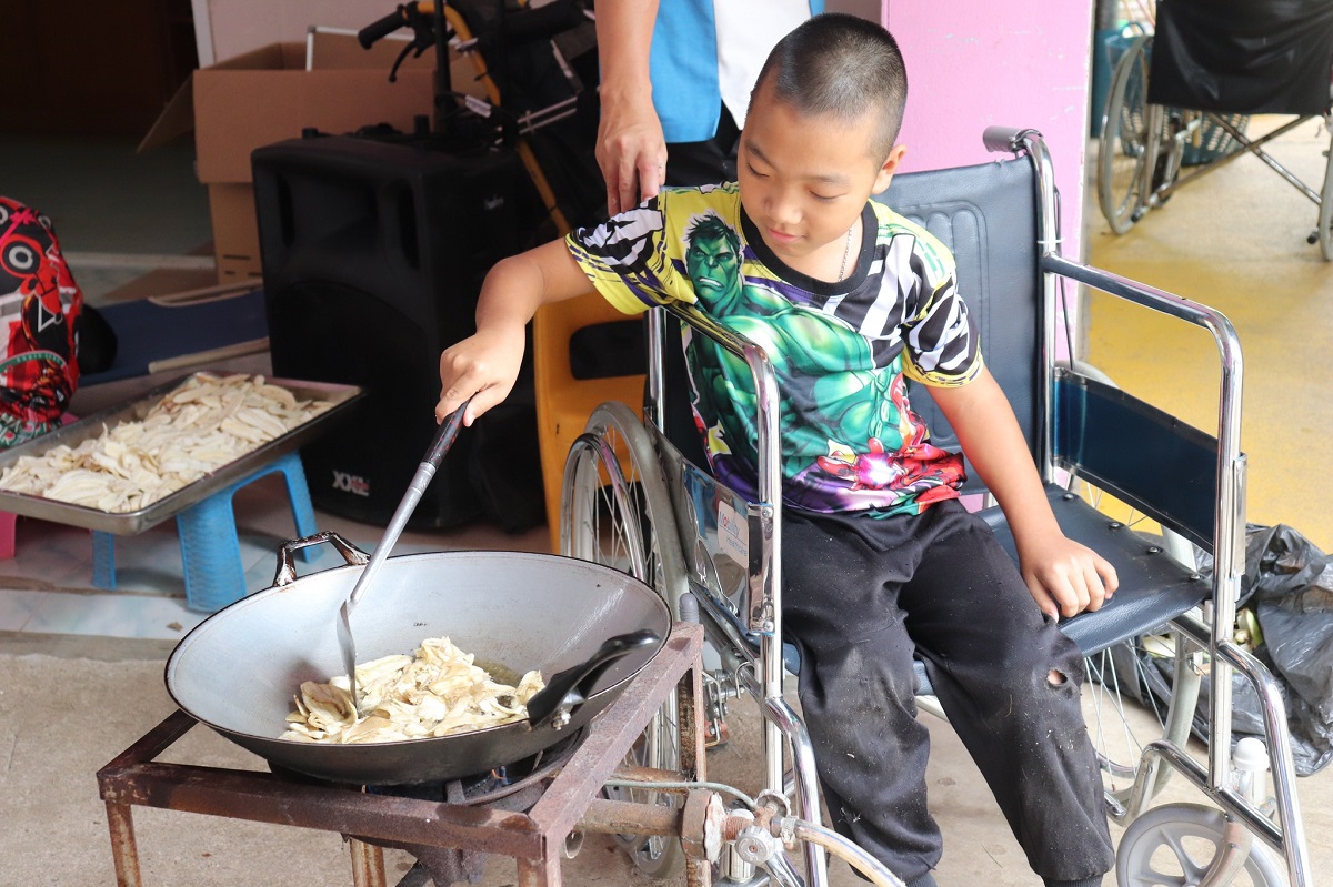 Children are making banana chips