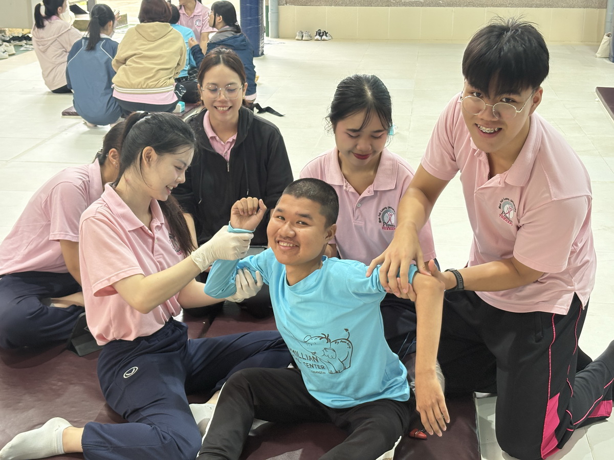 นักศึกษากายภาพบำบัด มฟล. กับภารกิจที่บ้านเกื้อกูล